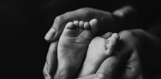 Θεσσαλονίκη: “Νιώθω πίκρα ως Ελληνίδα” – Μητέρα δεν έλαβε ποτέ το επίδομα γέννας εξαιτίας γραφειοκρατικού λάθους