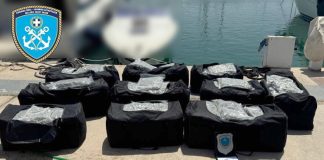 Γλυφάδα: Βρήκαν 194 κιλά κάνναβης σε ταχύπλοο σε παραλία – Δείτε φωτογραφίες