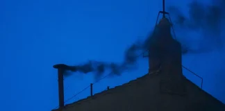 Μαύρος καπνός στην Καπέλα Σιξτίνα, δεν βγήκε… με την πρώτη νέος Πάπας – Τέσσερις ψηφοφορίες την Πέμπτη