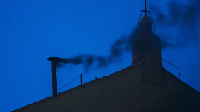 Μαύρος καπνός στην Καπέλα Σιξτίνα, δεν βγήκε… με την πρώτη νέος Πάπας – Τέσσερις ψηφοφορίες την Πέμπτη