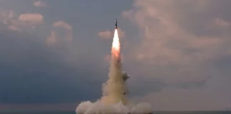 Η Βόρεια Κορέα εκτοξεύει βαλλιστικούς πυραύλους προς τη θάλασσα της Ιαπωνίας