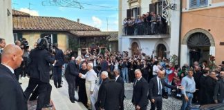 Πρώτη έξοδος από το Βατικανό με αποθέωση για τον Πάπα Λέοντα