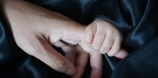 ΕΛΛΗΝΙΚΗ ΛΥΣΗ: Θολά σημεία στο ν/σ για την απαγόρευση «κατά παραγγελία» υποβοηθούμενης αναπαραγωγής από ομόφυλα ζευγάρια