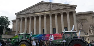 Γάλλοι αγρότες διαδήλωσαν στο Παρίσι με τα τρακτέρ τους – Δείτε φωτογραφίες