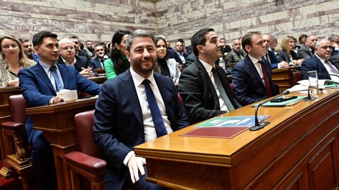 ΠΑΣΟΚ: Απαντά με τρία ερωτήματα στην πρόταση για προανακριτική της ΝΔ για τον Καραμανλή