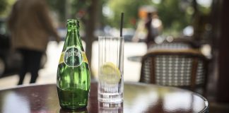 Γαλλία: Το γραφείο του Μακρόν εμπλέκεται στο μεγάλο σκάνδαλο με το μεταλλικό νερό Perrier (video)