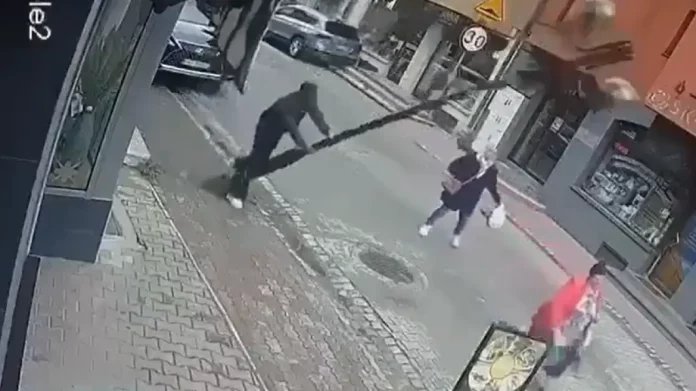 Τρομακτικό ατύχημα στην Πολωνία: Έγειρε να ξαποστάσει σε κολώνα και αυτή έπεσε πάνω σε γυναίκα