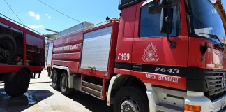 Υπό έλεγχο η φωτιά σε επιχείρηση ξυλείας στη Μάνδρα Αττικής