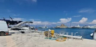 Κατάρτι αποκολλήθηκε από σκάφος και προκάλεσε ζημιές στο λιμάνι στο Μανδράκι της Ρόδου