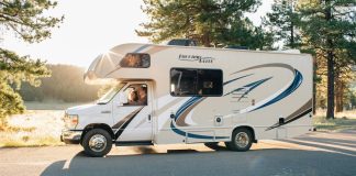 Στο στόχαστρο τα τροχόσπιτα: Νέος νόμος βάζει «φρένο» στην ελευθερία διαμονής και μετακίνησης