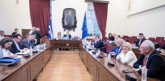 Πυρ ομαδόν στην κυβέρνηση για τη στάση της στη Γάζα