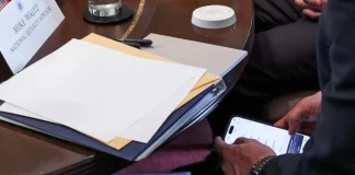 Ο Μάικ Γουόλτς χρησιμοποιούσε τροποποιημένη εφαρμογή Signal κατά τη διάρκεια συνεδρίασης του Υπουργικού Συμβουλίου
