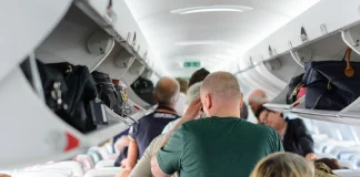 Πρόστιμο στους ανυπόμονους που σηκώνονται πριν σταματήσει το αεροπλάνο βάζει η Τουρκία