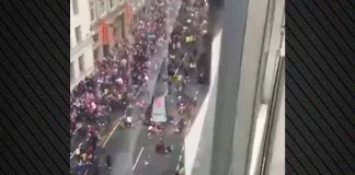 Αυτοκίνητο έπεσε στο πλήθος στο Λίβερπουλ την ώρα των πανηγυρισμών για το πρωτάθλημα – Δείτε συγκλονιστικό βίντεο