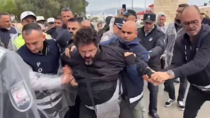 Σύλληψη Τουρκοκύπριου διαδηλωτή που διαμαρτυρόταν για την επίσκεψη Ερντογάν στα κατεχόμενα