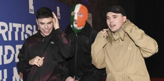 Η βρετανική αντιτρομοκρατική υπηρεσία ερευνά τους Kneecap – «Ποτέ δεν στηρίξαμε τη Χαμάς» λένε οι ίδιοι, καλλιτέχνες καταγγέλλουν λογοκρισία