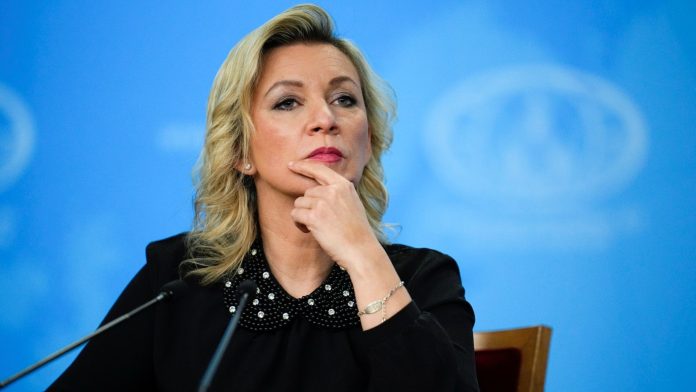 Ζαχάροβα για Ζελένσκι: Η ρωσική αντιπροσωπεία περιμένει τον «κλόουν» σχεδόν 24 ώρες, να περάσει η επίδραση από τα παραισθησιογόνα