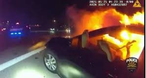 Αριζόνα: Σοκαριστική διάσωση νεαρής από φλεγόμενο ΙΧ – Πατούσε την κόρνα για την ακούσουν!