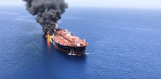 Στις φλόγες έχουν τυλιχτεί τρία τάνκερ στα Στενά του Ορμούζ (φώτο)
