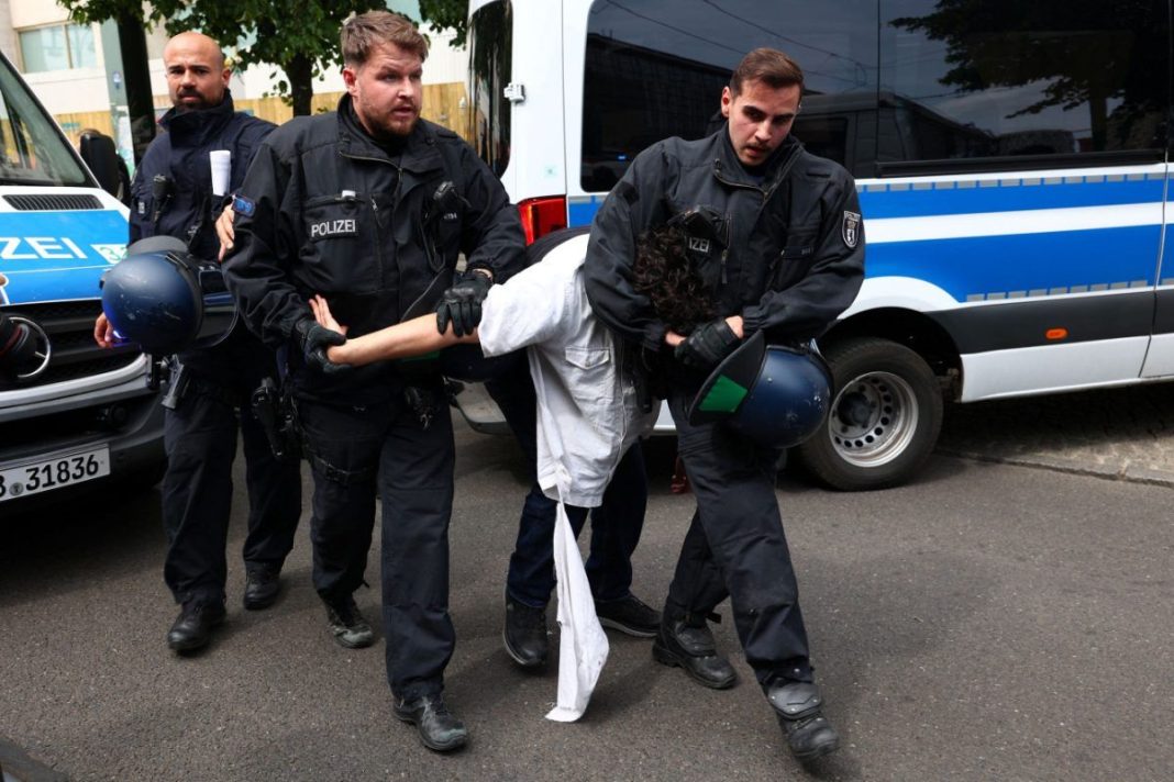 2025-06-01T132220Z_1791343439_RC2PTEAMGSY8_RTRMADP_5_GERMANY-SECURITY-NEO-NAZI-PROTEST-1200x800