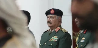 Και εκ των έσω βολές για τον Χαφτάρ