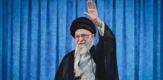 Ο αγιατολάχ Αλί Χαμενεΐ σε μήνυμα εναντίον των ΗΠΑ με φόντο φέρετρα με αμερικανικές σημαίες: «Μπήκατε στον πόλεμο»