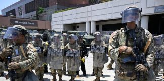 Βίντεο: Επιδρομή διαδηλωτών στο αστυνομικό τμήμα του Λος Άντζελες – Στους 4.000 το προσωπικό της Εθνοφρουράς