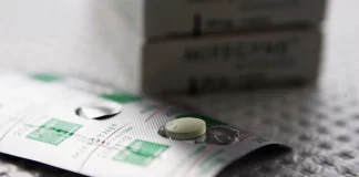 Κατηγορούμενος για φόνο άνδρας στο Τέξας που έριξε χάπι για άμβλωση στο ποτό της φίλης του