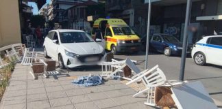 Αγρίνιο: Αυτοκίνητο ανέβηκε σε πεζοδρόμιο και “σάρωσε” τραπεζοκαθίσματα (φωτο)