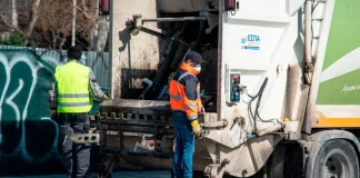 Απορριμματοφόρο μάζευε σκουπίδια στην Κυψέλη και οι επιβάτες ΙΧ βγήκαν και χτύπησαν τον υπάλληλο