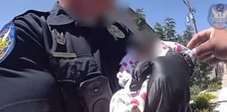 Αριζόνα: Αστυνομικοί βρήκαν ζωντανό μωρό μια εβδομάδα αφού είχε πεθάνει η μητέρα του (video)