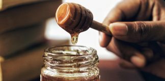 Οι μελισσοκόμοι μετρούν απώλειες, η αγορά πλημμυρίζει σιρόπια