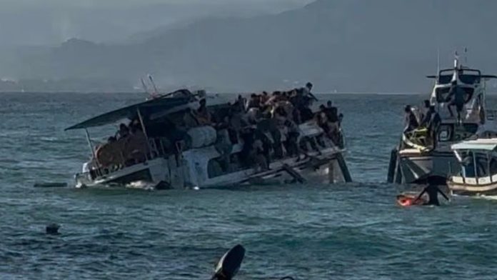 Η σοκαριστική στιγμή που τουριστικό σκάφος ανατρέπεται στο Μπαλί