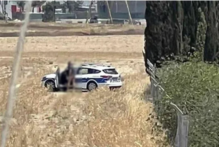 Κύπρος: Η Αστυνομία ψάχνει το άτομο που τράβηξε το βίντεο – Σε διαθεσιμότητα οι αστυνομικοί που συνευρέθηκαν σε περιπολικό