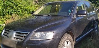 Θεσσαλονίκη: Χειροπέδες σε διακινητή που στοίβαξε 11 μετανάστες σε Ι.Χ. με πλαστές πινακίδες