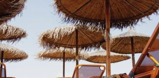 «Όνειρο θερινής νυκτός» οι διακοπές για τους Έλληνες – Οι τιμές-«φωτιά» κρατούν μακριά τις οικογένειες από τους περισσότερους προορισμούς