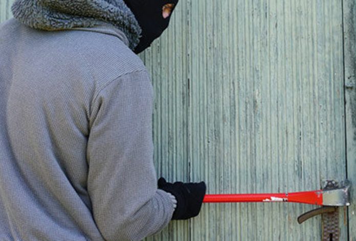 Θεσσαλονίκη: Έμπαιναν σε σπίτια με κλειδιά “πασπαρτού” και τα …ξάφριζαν – Είχαν ασυρμάτους με τις συχνότητες της ΕΛ.ΑΣ.