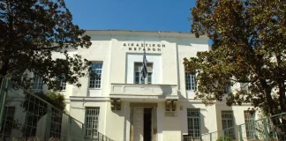 Πετούσε γλάστρες και χαλιά από το μπαλκόνι στον Βόλο μετά από καβγά με τη σύζυγό του που τον κατηγόρησε για ομόφυλη σχέση