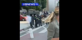 Λος Άντζελες: Η στιγμή που πλαστική σφαίρα της αστυνομίας χτυπά στο πόδι δημοσιογράφο από την Αυστραλία