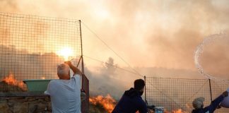 Xίος: Μάχη με τις φλόγες και τα μποφόρ – Νέα μηνύματα 112 – Σβήνουν τις εστίες με τις μπλούζες τους