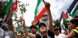 Βίντεο: Μαζικές διαδηλώσεις στο Λονδίνο – «Σταματήστε να εξοπλίζετε με όπλα το Ισραήλ»