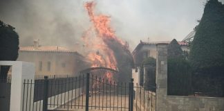 Μάχη με διάσπαρτες εστίες στη φωτιά στην Παλαιά Φώκαια: Κάηκαν σπίτια, ζημιές και σε οχήματα, εκκενώσεις και απεγκλωβισμοί