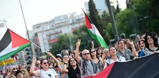 Μεγάλη συγκέντρωση στην ισραηλινή πρεσβεία για την Γάζα και το ιστιοφόρο «Madleen»