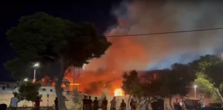 Υπό πλήρη έλεγχο φωτιά σε υπαίθριο χώρο με σκάφη στη Γλυφάδα – Δείτε βίντεο