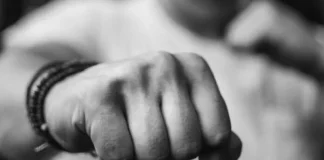 Χαλκίδα: Σοκαριστική επίθεση στο κέντρο της πόλης – Χτύπησε πεζό και εξαφανίστηκε