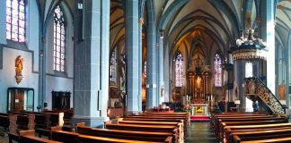 Κύπρος: 27χρονος μπούκαρε σε Καθολική εκκλησία και τα έκανε γυαλιά – καρφιά