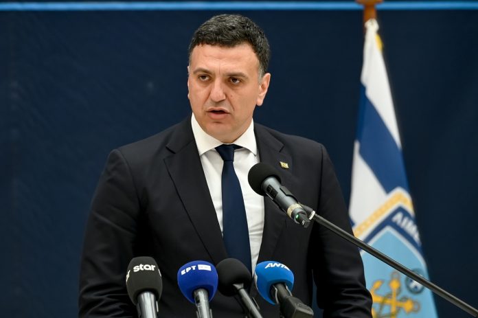 Στον Θάλαμο Επιχειρήσεων ο Β. Κικίλιας με την ηγεσία του Λιμενικού – Σε πλήρη ετοιμότητα το Υπουργείο Ναυτιλίας