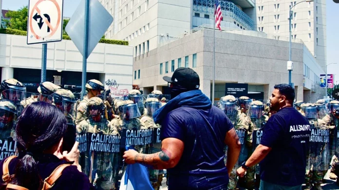 Έκρυθμη κατάσταση στο Λος Άντζελες, η Εθνοφρουρά έριξε χημικά και πλαστικές σφαίρες στους διαδηλωτές – Βίντεο