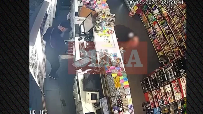 Νέο βίντεο από τη δράση του 16χρονου που λήστευε καταστήματα στη Θεσσαλονίκη: Απείλησε υπάλληλο με μαχαίρι