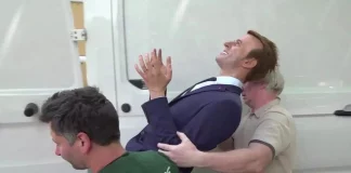 Γαλλία: Οι ακτιβιστές επέστρεψαν το κέρινο ομοίωμα του Εμανουέλ Μακρόν που είχαν κλέψει από μουσείο στο Παρίσι